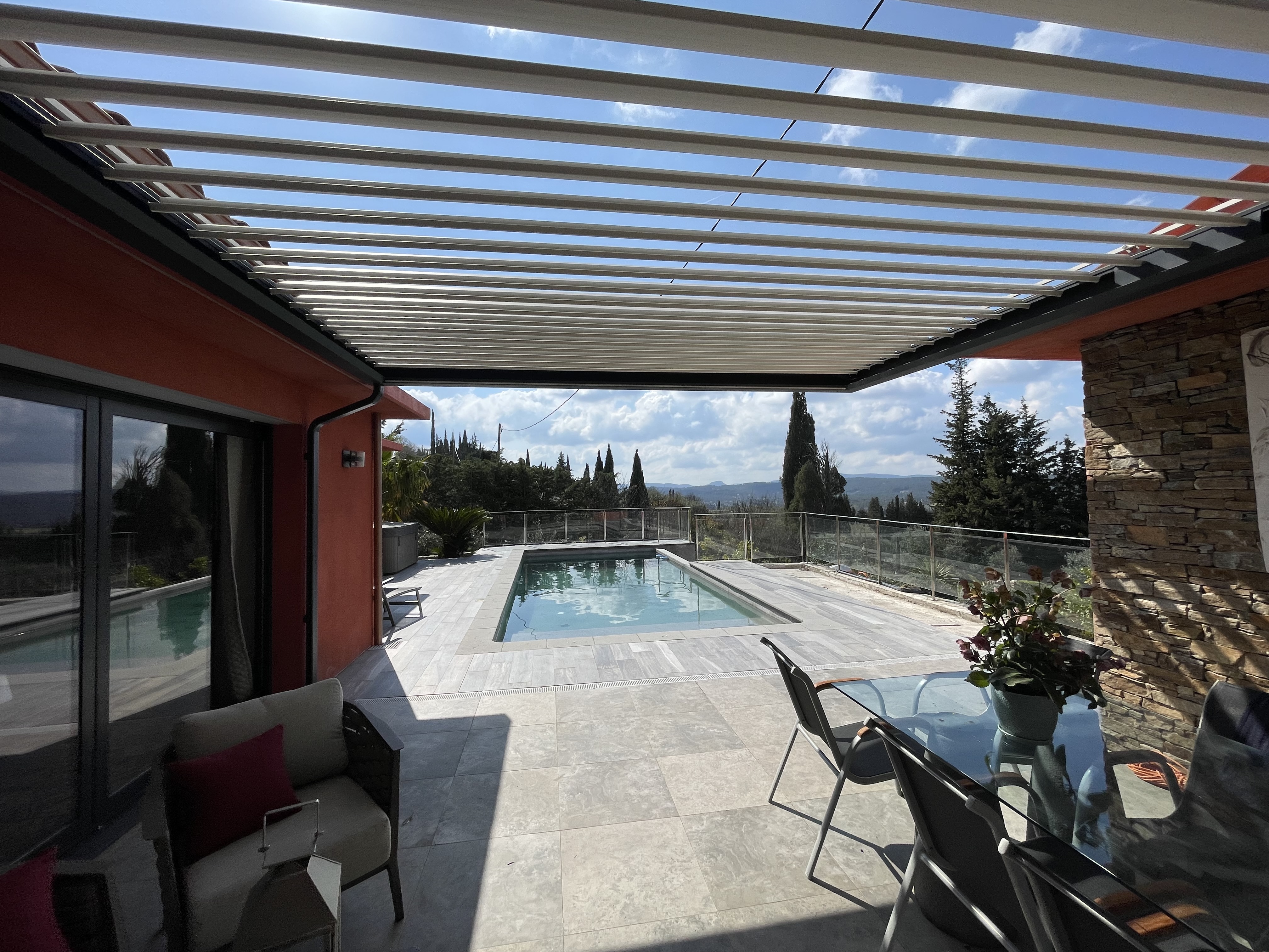 Pergola aluminium sur terrasse avec vue panoramique